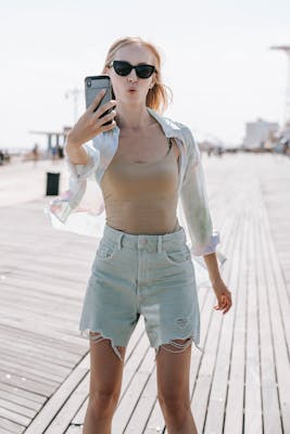 Chloé, 23